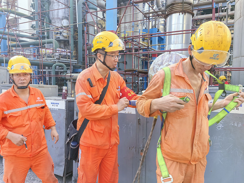 弘旭公司開展瀘天化硝區(qū)大修現(xiàn)場(chǎng)安全帽、安全帶、安全網(wǎng) 使用情況檢查(圖1)