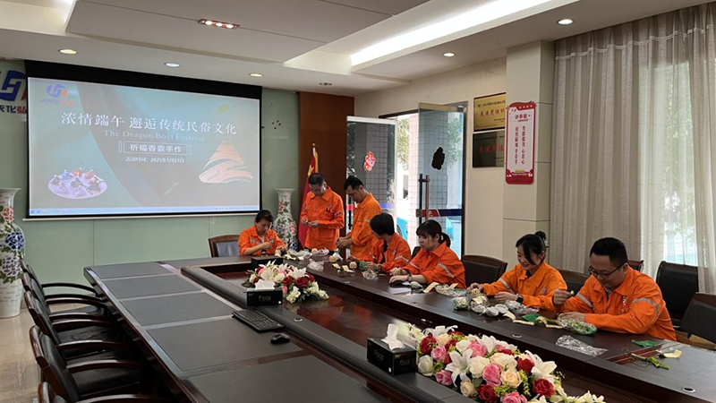 弘旭公司支工會舉辦“巧手慧心 香囊傳情”端午香囊制作活動(圖1)