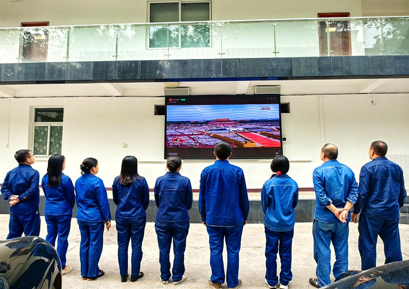  弘旭公司組織觀看九三閱兵式，激發(fā)愛國熱情(圖2)