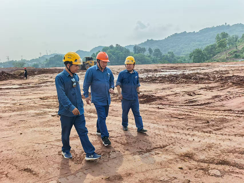 陳懋金到弘旭公司舊箱涵項(xiàng)目部指導(dǎo)工作(圖3)