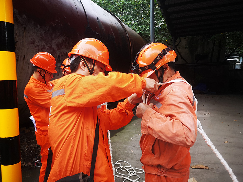 弘旭公司進(jìn)行受限空間現(xiàn)場應(yīng)急處置演練(圖1)
