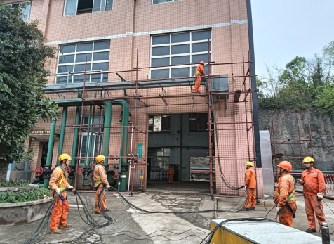 硝區(qū)大修進(jìn)行時(shí)，弘旭隊(duì)伍亮旗幟